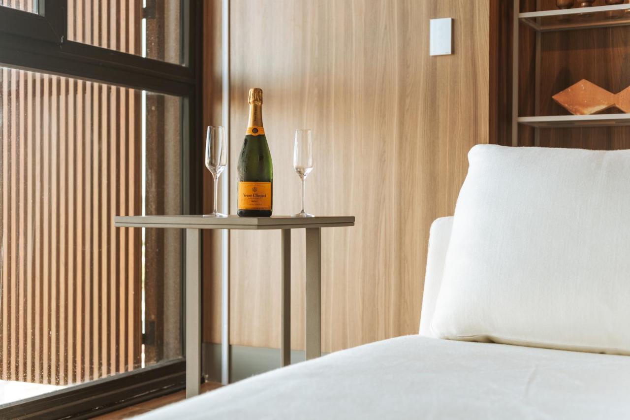 Ba'Ra Hotel João Pessoa Kültér fotó A bottle of Veuve Clicquot