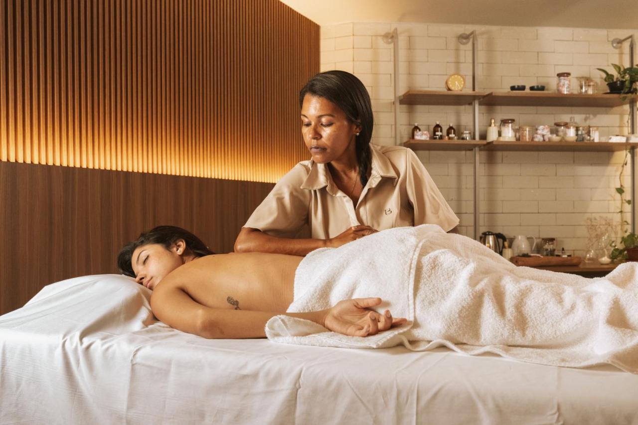 Ba'Ra Hotel João Pessoa Kültér fotó A massage therapist treating a patient