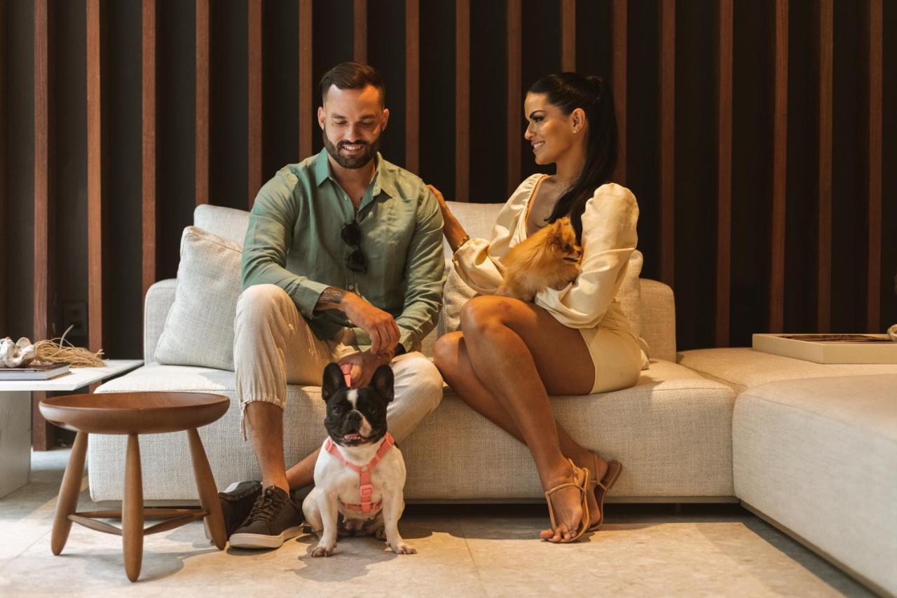 Ba'Ra Hotel João Pessoa Kültér fotó A couple with their dogs